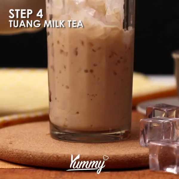 Siapkan gelas, isi es batu, tuangkan milk tea. Kemudian tambahkan whipping cream di atasnya.