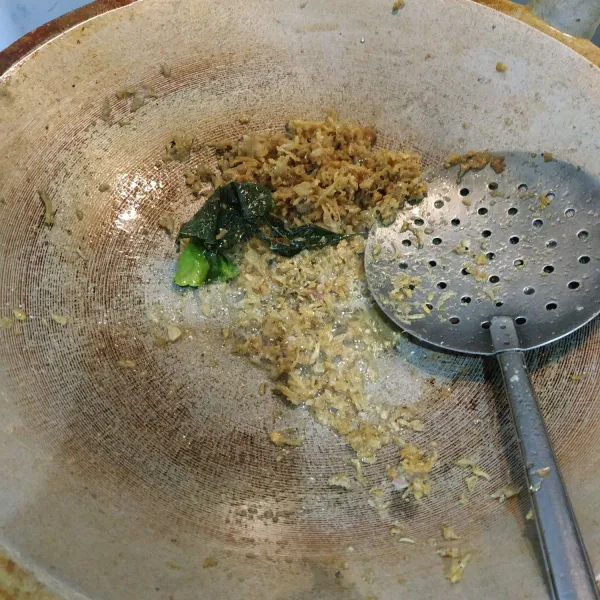 Masukkan teri medan. Aduk rata sebentar.