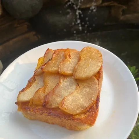 Tata pear di atas roti dan tambahkan sedikit maple syrup