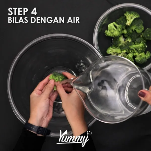 Bilas brokoli dengan air mengalir secara perlahan sambil dibersihkan dengan tangan.