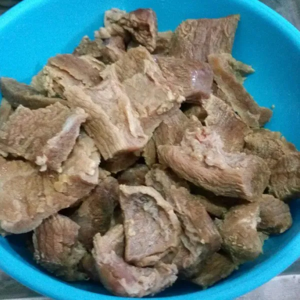 Rebus daging sampai setengah empuk.