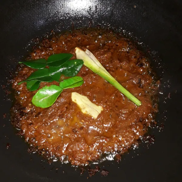 Tumis bumbu halus, sereh, jahe, dan daun jeruk sampai harum.