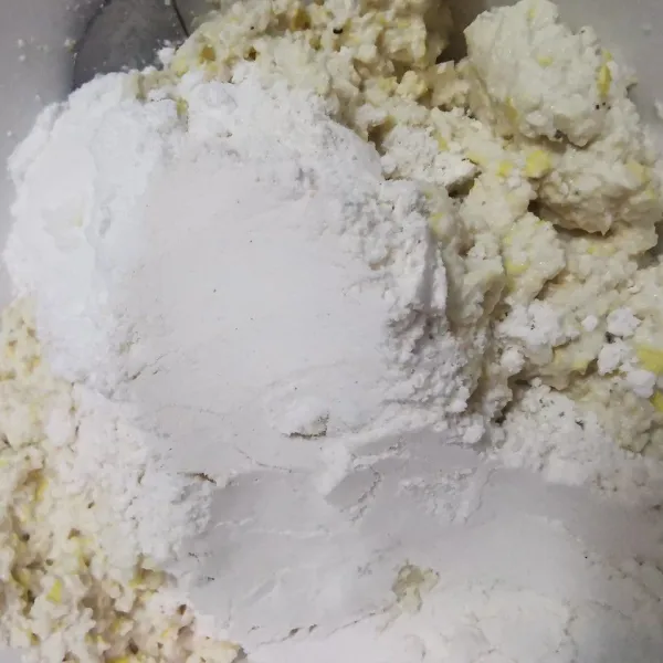 Tambahkan tepung terigu dan maizena. Aduk rata.