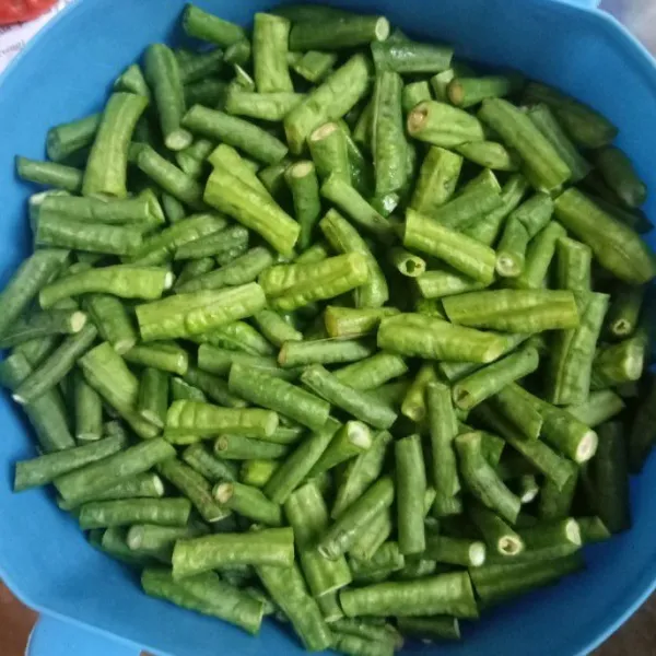 Kacang panjang di potong-potong lalu cuci bersih dan tiriskan.