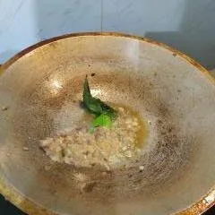 Tumis bumbu halus, daun jeruk dan daun salam. Tumis hingga wangi dan daun layu.