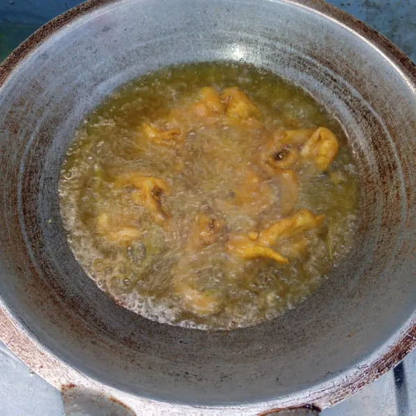 Goreng ayam sampai agak kecoklatan.