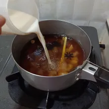 Selanjutnya masukkan susu cair, masak sampai mendidih.