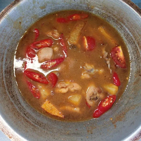 Tambahkan air, gula, garam dan lada bubuk. Aduk rata. Masak sampai mendidih dan kuah menyusut. Angkat dan sajikan.