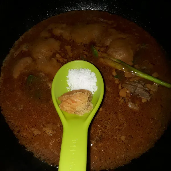 Masukkan air lalu tambahkan garam dan gula merah. Masak dengan api sedang cenderung kecil sampai daging empuk. Angkat lalu sajikan dengan bahan pelengkap.
