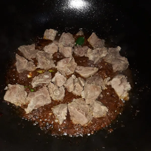 Masukkan daging lalu tumis sebentar.