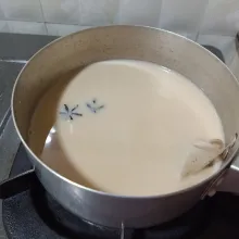 Setelah mendidih, matikan api dan tuang ke dalam gelas saji.