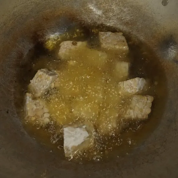 Siapkan wajan panaskan minyak lalu goreng tempe sampai kecoklatan angkat dan tiriskan.