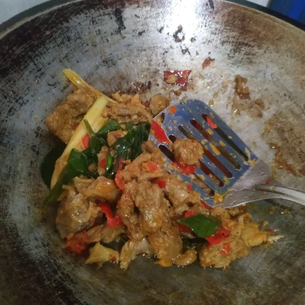 Masak sampai bumbu meresap dan air habis. Angkat, siap disajikan.