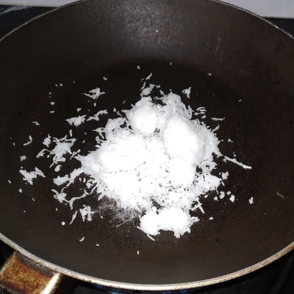 Sangrai kelapa parut dengan api kecil hingga berubah warna menjadi cokelat.