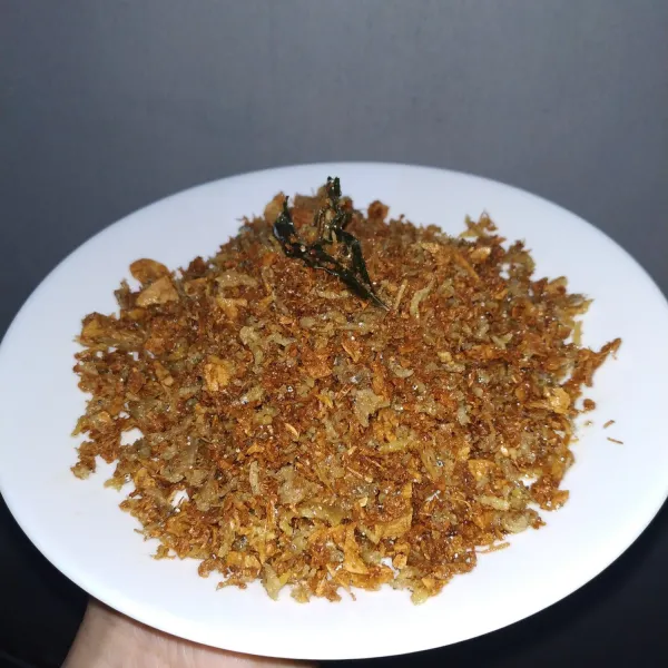 Serundeng teri siap disajikan.