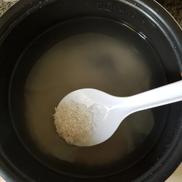 Cuci beras dan masukkan air kedalam rice cooker atau panci.