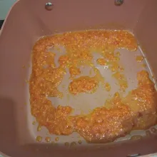 Tumis bumbu halus sampai harum. Tambahkan lada,kaldu dan garam.