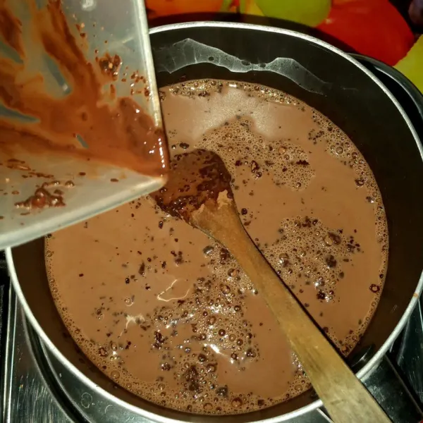 Tuang larutan coklat dan susu kedalam rebusan gula aren. Masak sampai mendidih kembali.