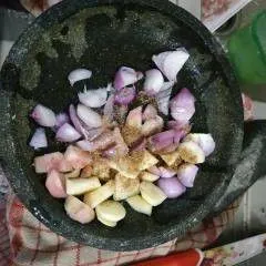 Haluskan bumbu halus.