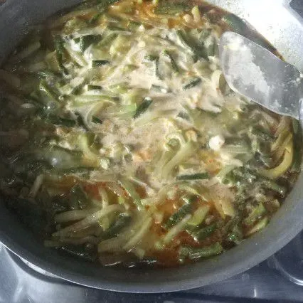 Kemudian tambahkan garam halus, gula merah dan kaldu bubuk. Aduk rata sambil koreksi rasanya. Terakhir, masukkan santan. Aduk-aduk terus hingga mendidih dan sayuran matang. Matikan api.