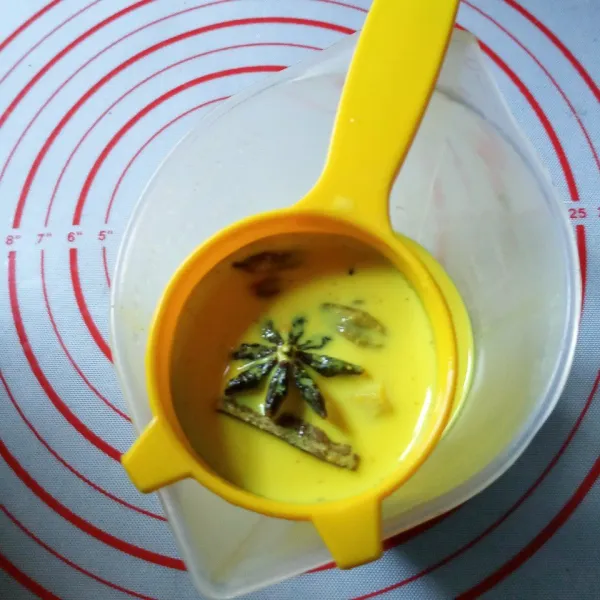 Saring dan buang ampasnya.