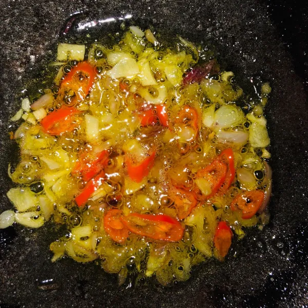 Siapkan wajan dan minyak goreng secukupnya, masukan irisan bawang merah, putih, cabe rawit, dan kencur yang sudah dihaluskan. tunggu sampai harum.