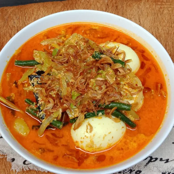 Sajikan sayur godog dengan taburan bawang goreng.