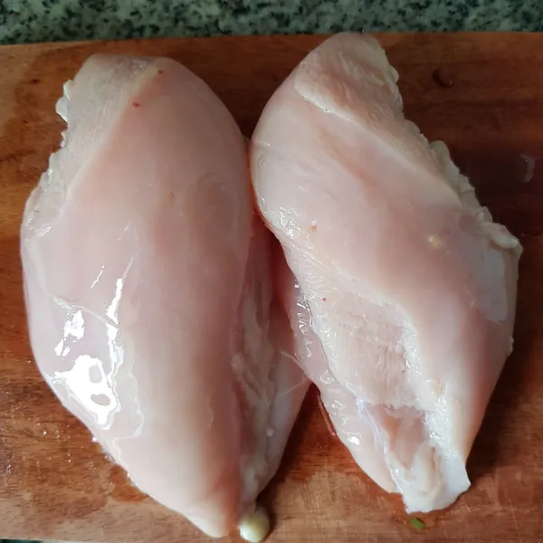 Potong dada ayam menjadi dua dan buang kulitnya.