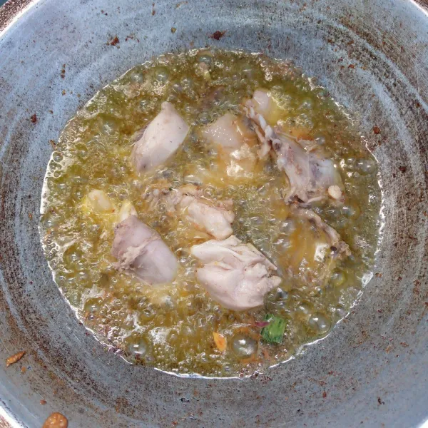 Potong-potong ayam.  Rendam dengan air garam dan lada bubuk. Aduk rata. Masak sampai matang. Angkat dan tiriskan.