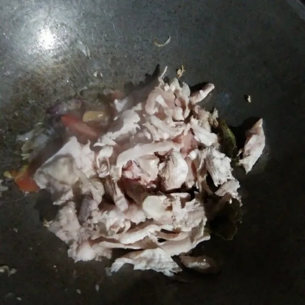 Masukkan suwiran ayam, aduk rata.