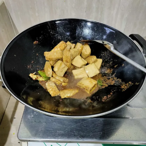 Masukkan tempe dan tahu goreng, aduk rata.