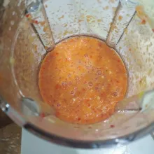 Haluskan bawang merah,bawang putih,cabe dan kunyit.
