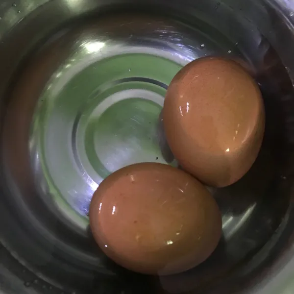 Siapkan telur lalu rebus hingga matang. Kupas.