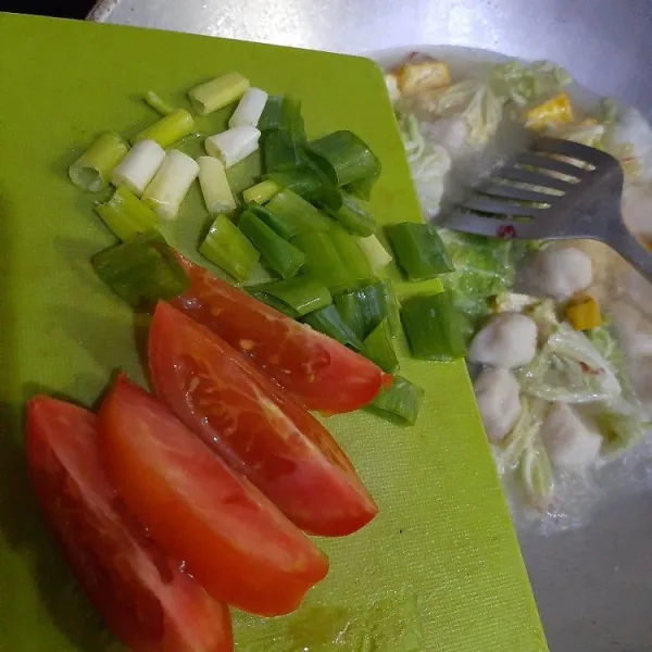 Setelah hampir matang, masukkan bawang daun, tomat, garam, lada dan penyedap.