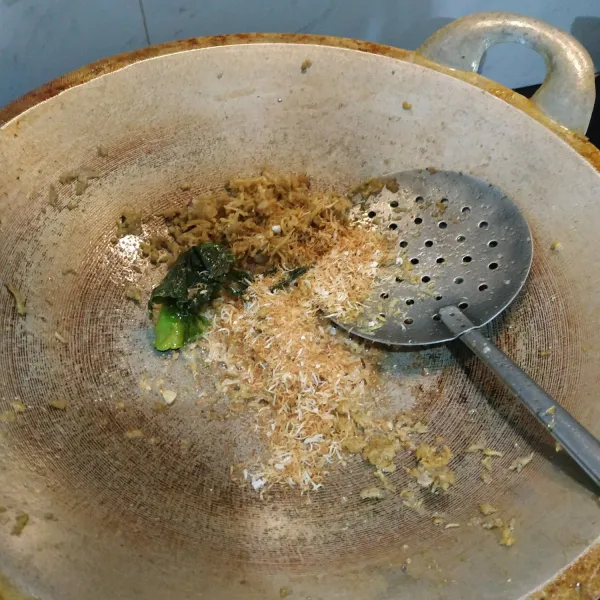 Masukkan kelapa parut. Aduk sebentar. Matikan kompor.