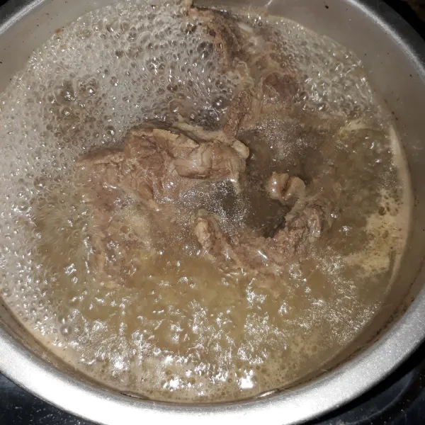 Rebus daging sampai matang. Angkat, tunggu dingin lalu potong dadu.
