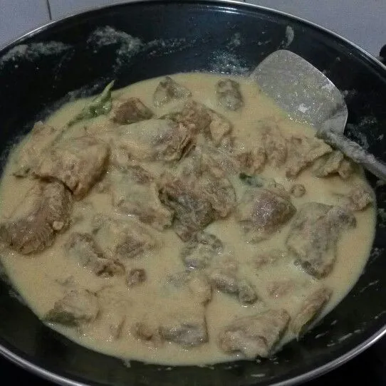 Ungkep daging dengan api sedang sambil sesekali diaduk perlahan.