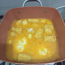Tambahkan sayur lilin dan tahu. Aduk rata. Masak sampai telur dan sayur lilinnya matang. Koreksi rasa kemudian sajikan