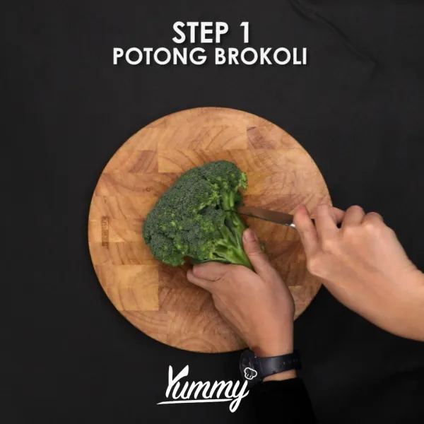 Potong brokoli sesuai dengan cabang-cabangnya, menjadi beberapa bagian. Sisihkan.
