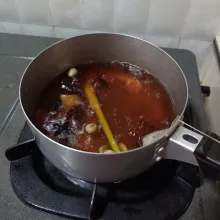 Setelah mendidih, masukkan gula pasir, aduk sampai gula larut.