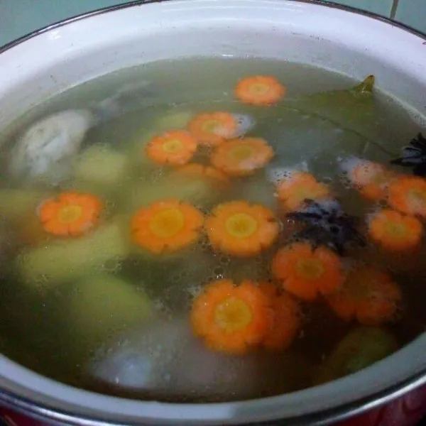 Masukkan sayuran, berurutan dari kentang dulu, setelah 5 menit masukkan wortel. Selanjutnya buncis & setelah hampir matang masukkan kol & seledri. Koreksi rasa. Sajikan hangat.