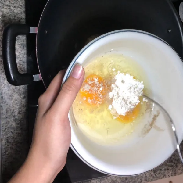 Campurkan telur, kanji, garam dan merica. Aduk hingga rata.