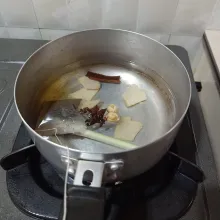 Rebus semua bahan dalam panci, kecuali susu cair dan gula pasir.