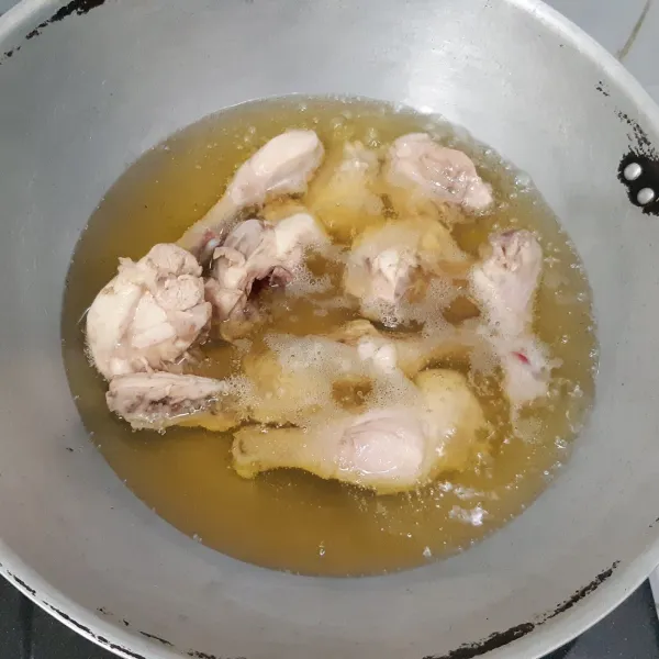 Pertama, rebus ayam terlebih dahulu kemudian goreng sebentar saja (-+ 5 menit)