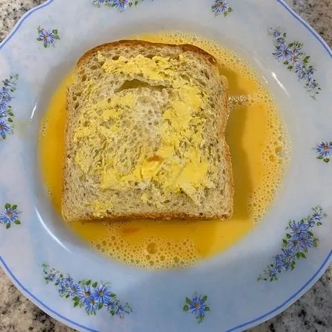 Kocok telur dan susu, masukan roti yang sudah diolesi mentega seluruh sisinya
