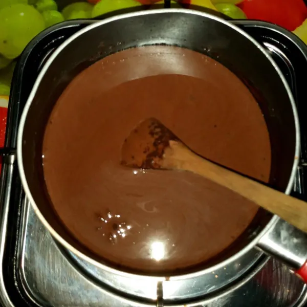 Setelah mendidih matikan api dan masukkan kental manis coklat, aduk hingga larut.