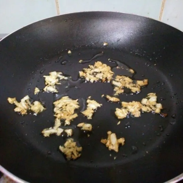 Tumis bawang putih cincang sampai harum sedap, lalu masukkan ke dalam kuah sop.