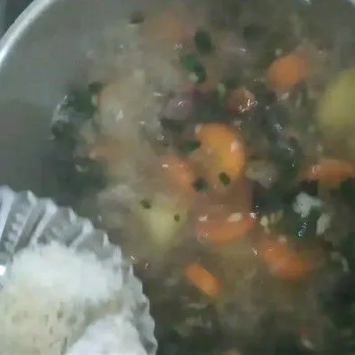 Saat air mendidih masukan tumisan bumbu dan beri garam, gula, kaldu jamur dan lada. Aduk hingga merata. Masak selama 3 menit.