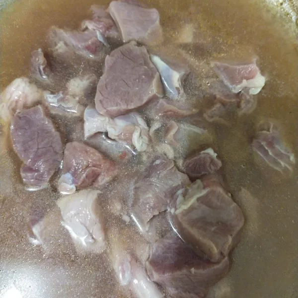 Bersihkan daging kambing, beri jeruk nipis dan garam, kemudian rebusn hingga daging sedikit empuk