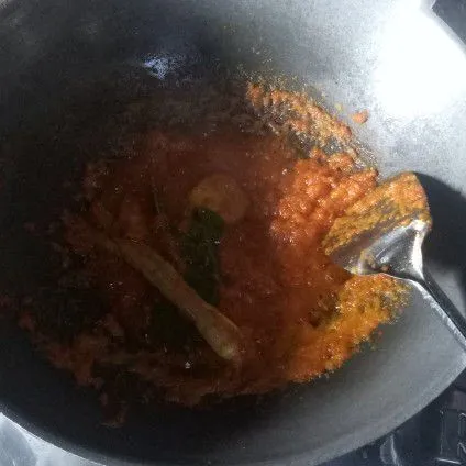 Tumis Bumbu Halus dan Bumbu Aromatik menggunakan minyak goreng secukupnya hingga bumbu matang.